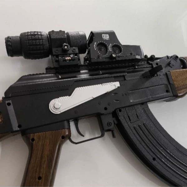 تفنگ تیر ژلهای مدل کلاش AK 47 طرح چوبی با دو عدد خشاب و قنداق تاشو با قدرت شلیک عالی