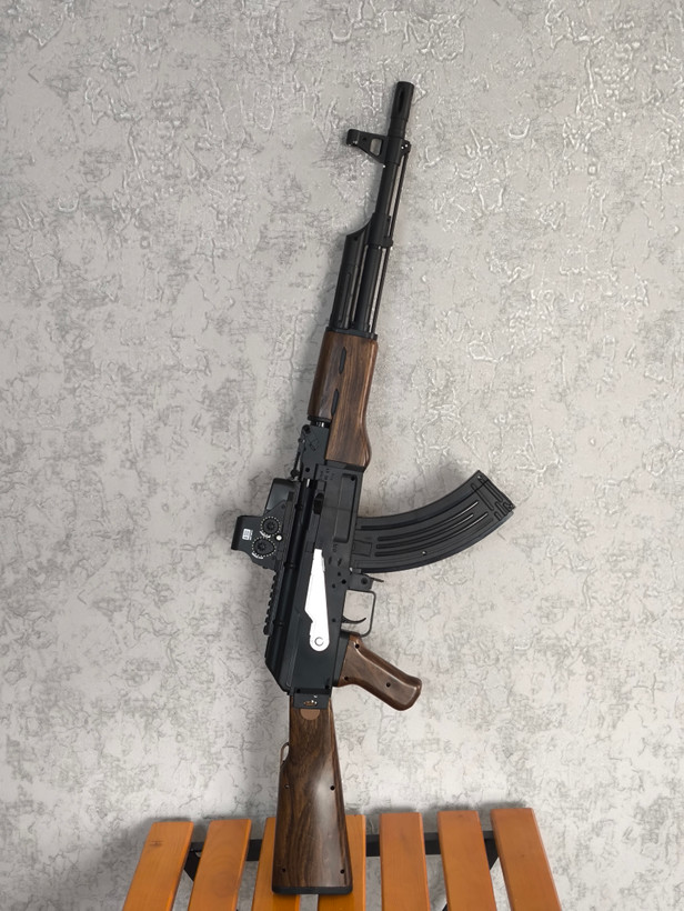 تفنگ تیر ژلهای مدل کلاش AK 47 طرح چوبی با دو عدد خشاب و قنداق تاشو با قدرت شلیک عالی