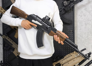 تفنگ تیر ژلهای مدل کلاش AK 47 طرح چوبی با دو عدد خشاب و قنداق تاشو با قدرت شلیک عالی